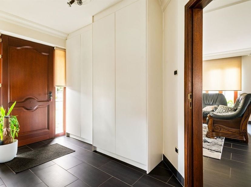 Ruime en instapklare gezinswoning met 6 slaapkamers op een perceel van 778 m²<br />
Bij het betreden van de woning komt u terecht in een ruime inkomha