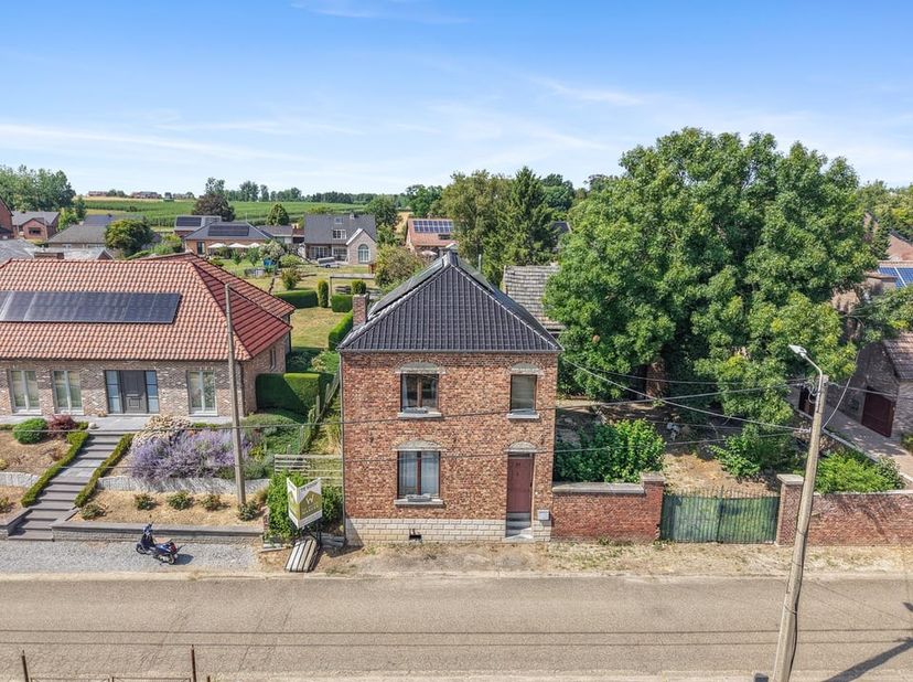 Bent u op zoek naar een woning met karakter, een ruim perceel en tal van mogelijkheden? Dan is deze open bebouwing, gelegen aan de Martinusstraat 21 i
