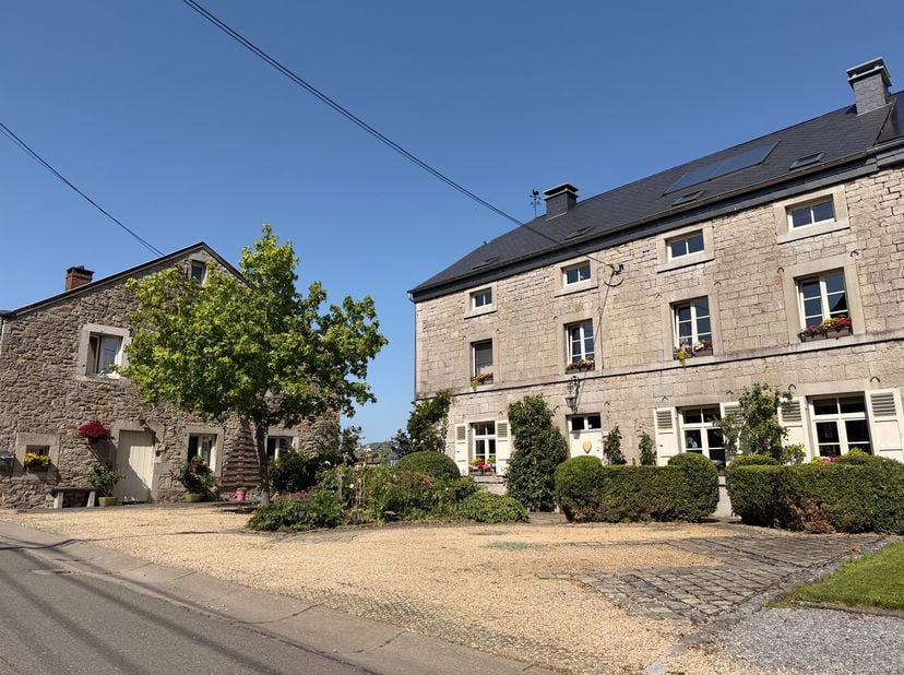 Wéris (Durbuy) — Propriété de caractère en pierres du Pays | Maison unifamilale+ maison indépendante<br />
Nichée au cœur de Wéris, l'un des plus beau