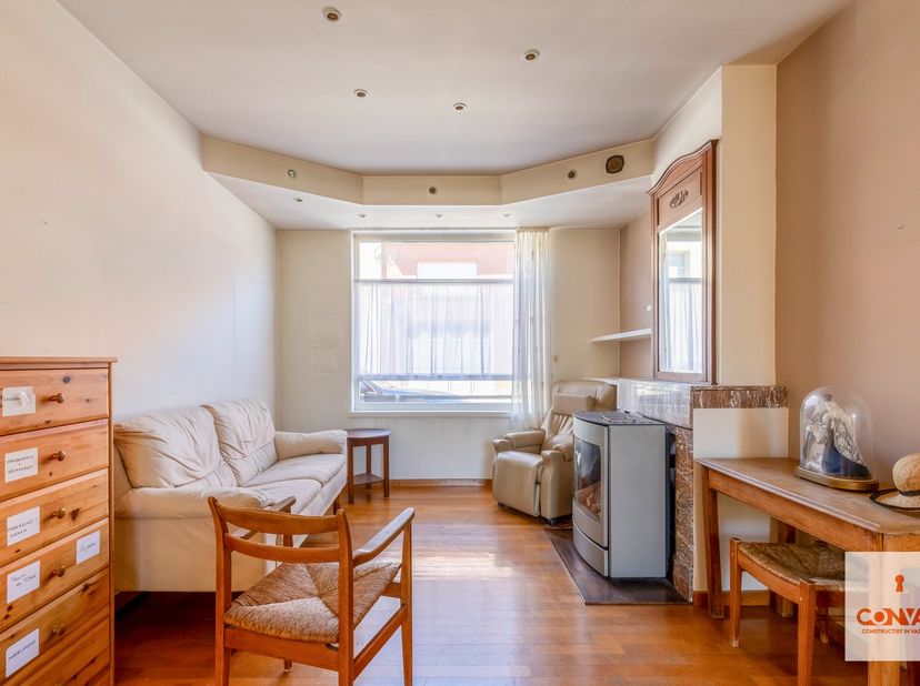 Deze charmante gezinswoning met tuin is gelegen op een perceel van 180m² in Destelbergen, nabij Sint-Amandsberg. Op wandelafstand bevinden zich het Ro
