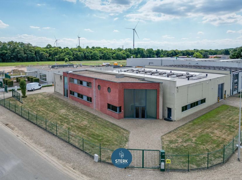 VEELZIJDIG INDUSTRIEPAND MET INSTAPKLAAR APPARTEMENT TE MAASMECHELEN !<br />
We vinden dit industriepand met appartement terug op een perceel van 26a