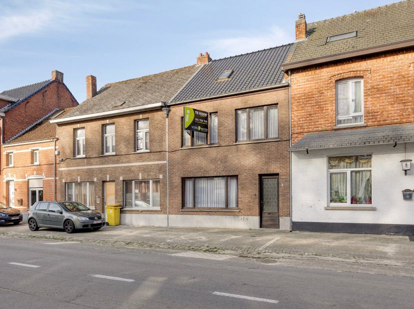 Deze op te frissen ruime gezinswoning is centraal doch rustig gelegen in het centrum van Meerhout, op wandelafstand van de markt, winkels, scholen, ho