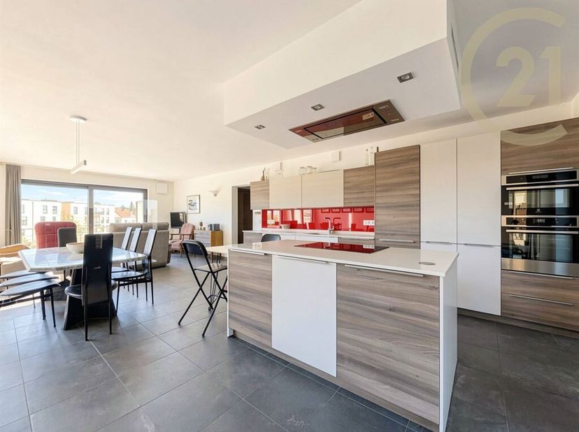 Century 21 Alliance Demeuse vous présente ce superbe appartement de 120 m² habitables, idéalement situé à Auvelais. Offrant un parfait équilibre entre