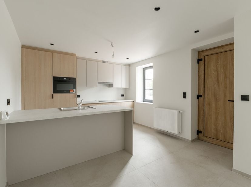 Op zoek naar een instapklare woning met karakter, hedendaags comfort én een verrassend diepe tuin? Dan is deze volledig gerenoveerde charmante woning