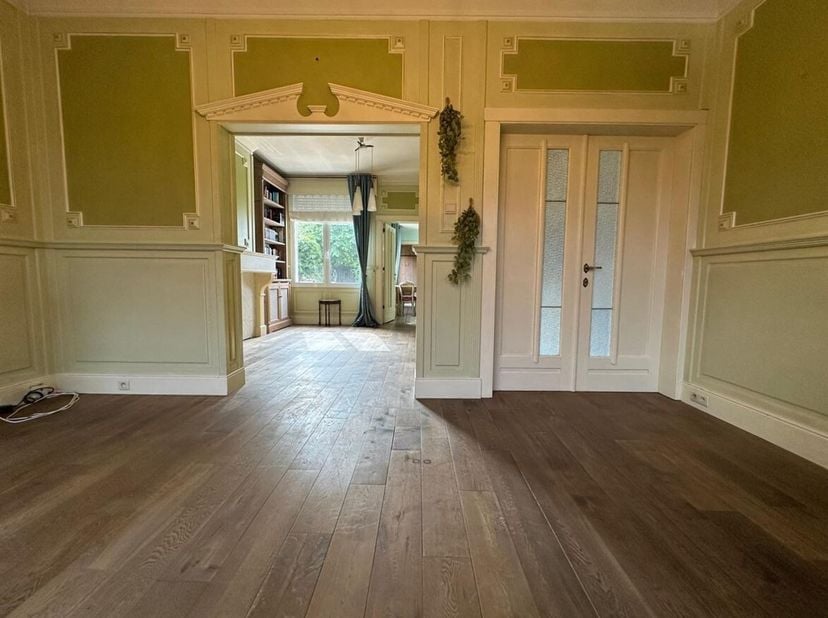 Charmante gezinswoning met 3 slaapkamers en tuin in hartje Herentals <br />
Bij het betreden van deze gezellige woning komt u terecht in de inkomhal d