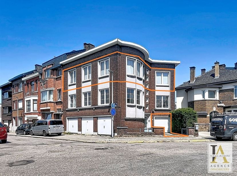 Dit lichte appartement in Angleur, tegenover het Parc Péralta en vlak bij alle voorzieningen (bus, station, scholen, winkels, …), zal u zeker bekoren