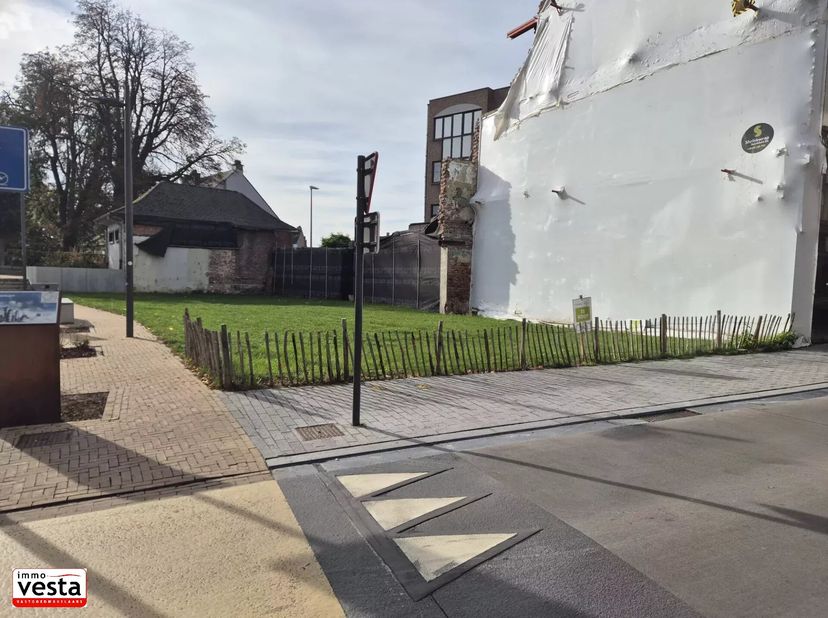Deze ruime projectgrond van 2are 98ca ligt pal in het centrum van Sint-Truiden (de Stapelstraat) en is daarom ideaal voor de bouw van een appartements