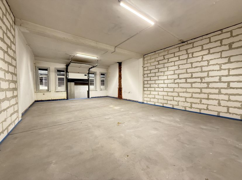 Deze praktische opslagruimte van 140 m², gelegen op de eerste verdieping, biedt een uitstekende oplossing voor bedrijven en ondernemers die op zoek zi