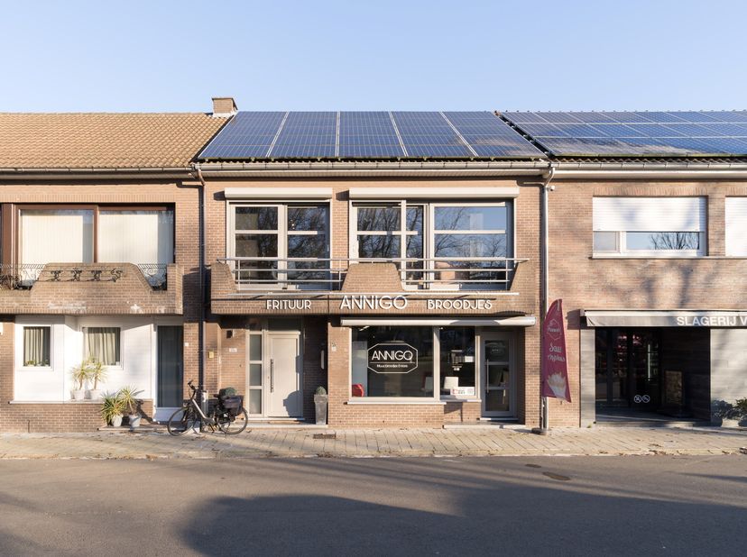 Cet espace commercial avec un appartement à l'étage est idéalement situé à deux pas du centre de Geel. L'espace commercial est actuellement aménagé en
