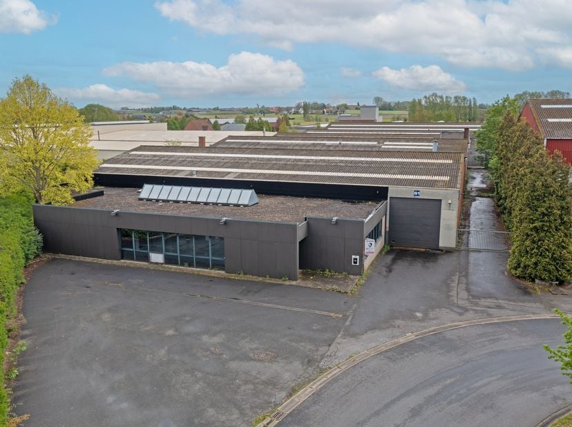 Bedrijfsgebouw: met een&amp;nbsp;kantoorgedeelte van 323 m² omvat een entree, verschillende vergaderruimtes, sanitaire voorzieningen, een serverruimte, op