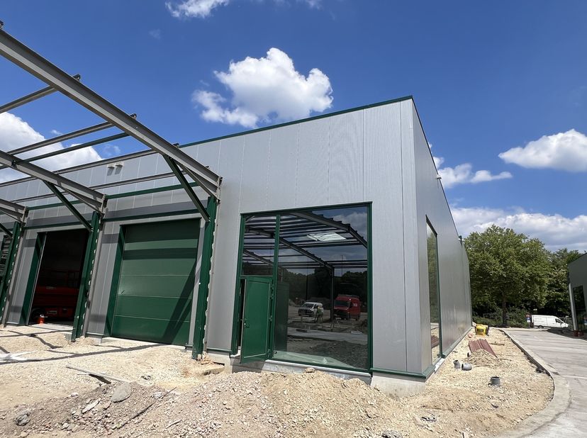 Découvrez le nouveau parc d'activités «RE|CORE» situé sur l'ancien Recorsite, qui comprend la zone PME «The Sheds» (phase I). Ici, 19 unités PME sont