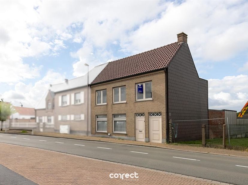 Ruime woning met garage.<br />
STARTPRIJS: Elk bod boven deze startprijs, wordt voorgelegd aan de eigenaars, die al dan niet kunnen in gaan op dit aan