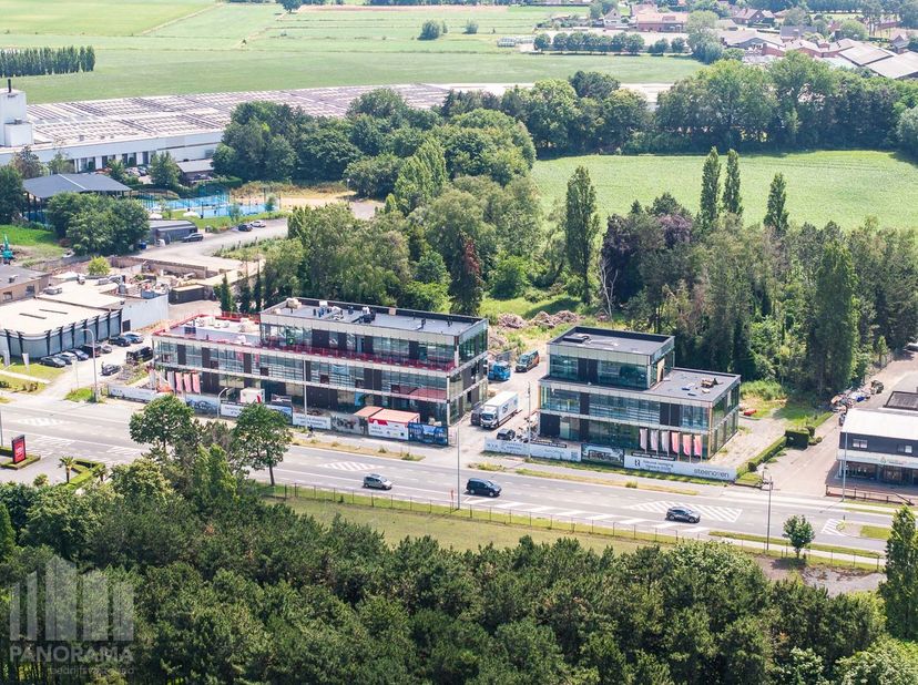 Nieuw te bouwen kantoorgebouw "Twin Offices" met zichtbaarheid vanaf de Steenweg en met uitzonderlijke architectuur.&amp;nbsp;Strategisch gelegen op slech