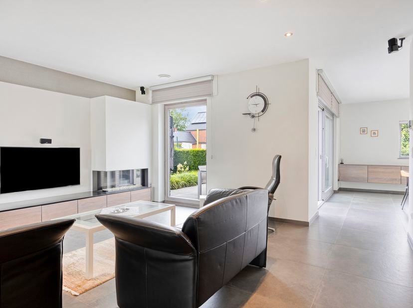Zeer mooie, moderne woning (259m²) met 3 slaapkamers rustig gelegen op een perceel van 637 m² nabij het centrum van Lommel.<br />
Via de inkomhal loop