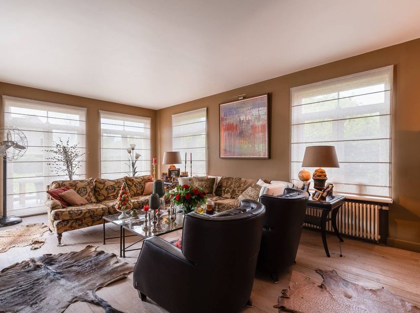 Op zoek naar een uitzonderlijke eigendom waar wonen, werken en genieten perfect samengaan? Deze indrukwekkende villa uit 2003, gelegen op een perceel