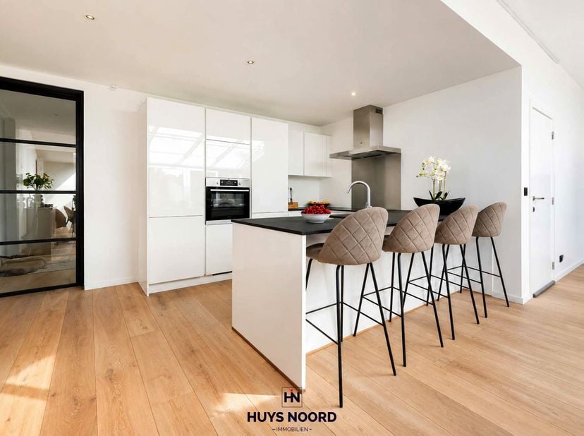 Verrassend rustige en energiezuinige woning met zonnige tuin en garage<br />
<br />
Deze instapklare woning, gelegen langs de Spoorwegstraat, combinee