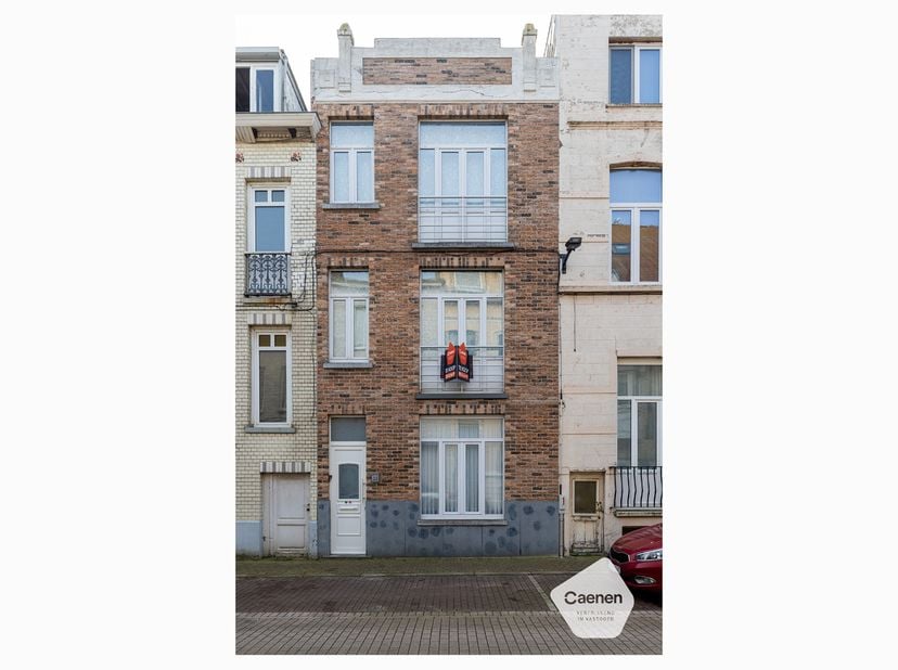 <br />
En entrant par le hall d’entrée, vous découvrez sur la droite un spacieux et lumineux séjour. Grâce à la grande fenêtre, cet espace de vie béné