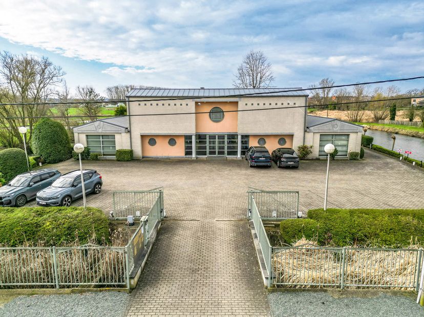 Situé dans un emplacement de choix à proximité du centre de Londerzeel, ce spacieux espace de cabinet ou de bureau d’environ 350 m², entièrement de pl