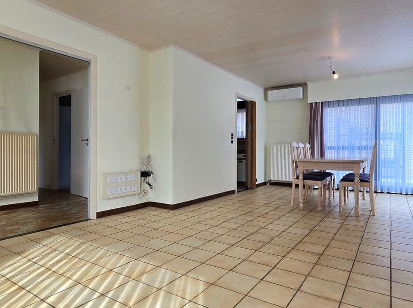 Voor een afspraak bel Kim 0473 72 33 62.<br />
<br />
Te renoveren gelijkvloerse prefab woning OB met 3 slaapkamers op een grondoppervlakte van 1481ca