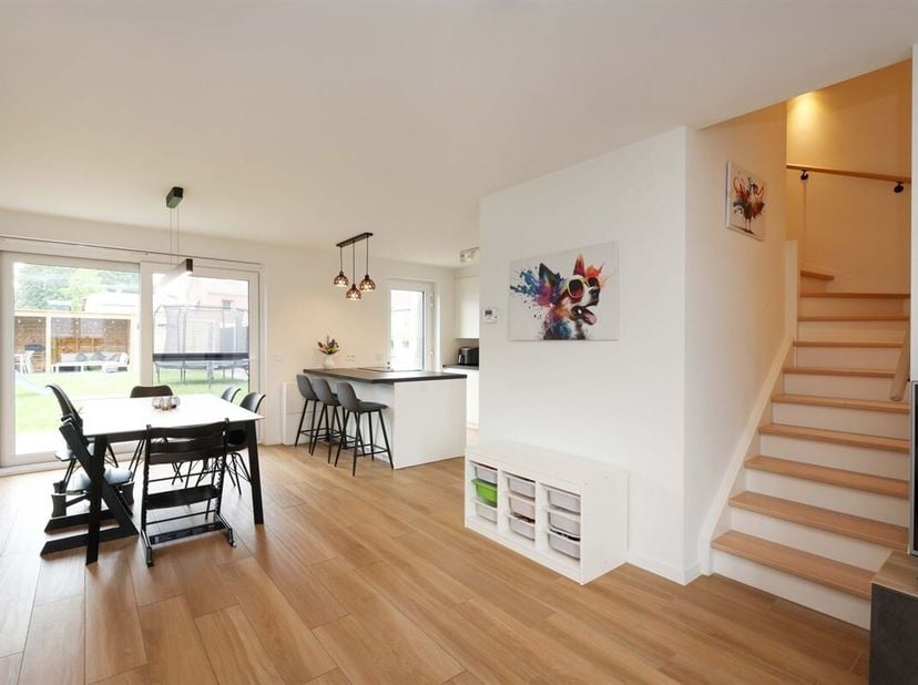 Eigentijdse en energiezuinige nieuwbouwwoning (E-peil 13) met 3 slaapkamers en aangelegde tuin<br />
Omgeving:<br />
+ Rustige en kindvriendelijke woo