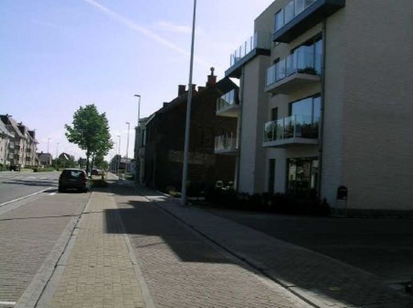 Mooi gelijkvloersappartement bestaande uit: inkom, ruime living, volledig ingerichte keuken, 2 slaapkamers, toilet, ingerichte badkamer met douche, te