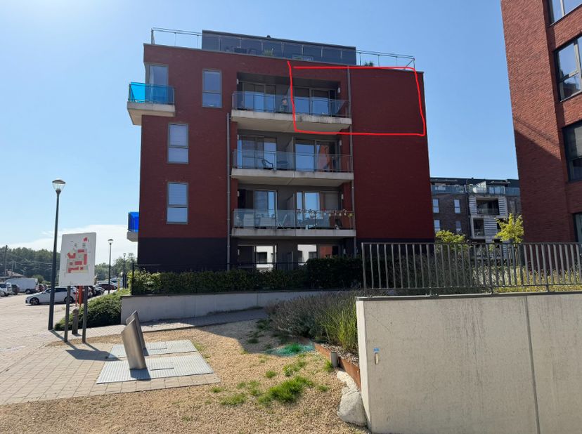 <br />
Dit recent en aangenaam appartement heeft twee slaapkamers, een badkamer, berging en aparte WC<br />
Het is rustig gelegen op het derde verdiep