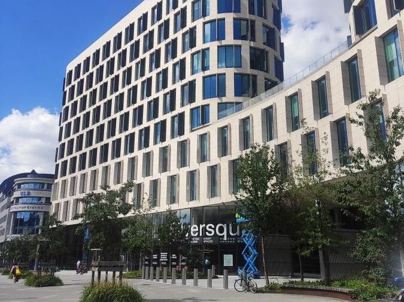 Dit inspirerende complex aan de Koning Albert II Laan in Brussel maakt de vestiging van jouw onderneming mogelijk in het hart van de Noordwijk. De kan