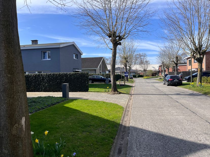 Op zoek naar rust én nabijheid? Deze vrijstaande woning ligt verscholen in een verkeersluwe, doodlopende straat in een gegeerde wijk van Sint-Kruis. W
