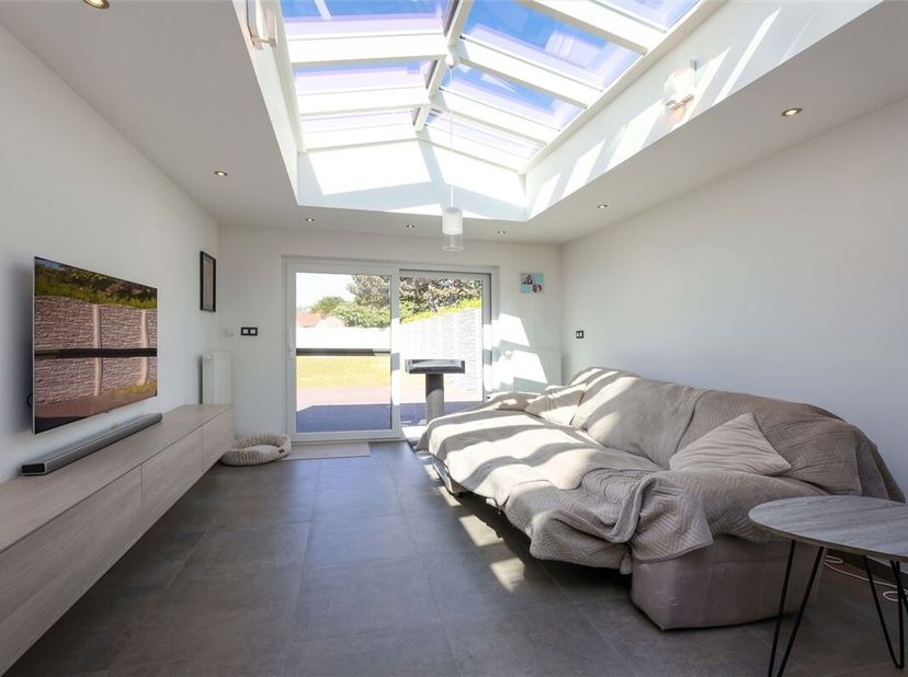 Stijlvol gerenoveerde gezinswoning met 4 slaapkamers op een zonnig perceel van 5a08ca<br />
Omgeving:<br />
+ Centrale ligging met vlotte bereikbaarhe
