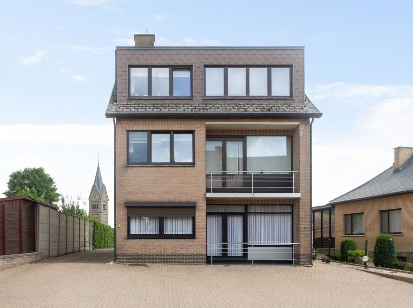 Te koop: opbrengsteigendom met 3 appartementen, 6 garageboxen en loods<br />
<br />
Bent u op zoek naar een interessante vastgoedinvestering met bes