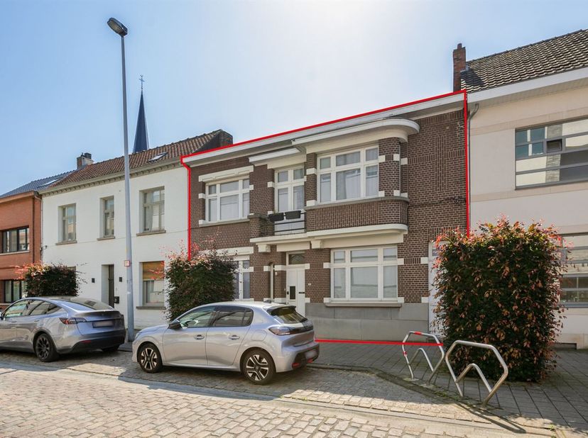 Instapklare 3 slpk woning op TOPlocatie in centrum Herentals<br />
Deze woning dateert van 1937 maar werd in 2006 verbouwd en onderging in 2021 nog en