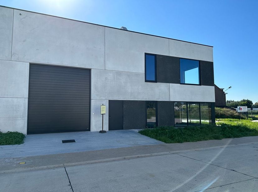 Nieuwbouw KMO-unit met een oppervlakte van 265 m² in combinatie met een kantoorruimte van 288 m² op een perceel van 780 m² te koop. De loods met kanto
