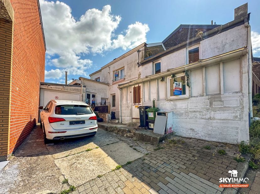 L'agence SKYIMMO vous propose cette charmante maison à Ougrée composée de :<br />
AU RDC : Salon (17) Salle a manger (12) - Cuisine (12) - Salle de ba