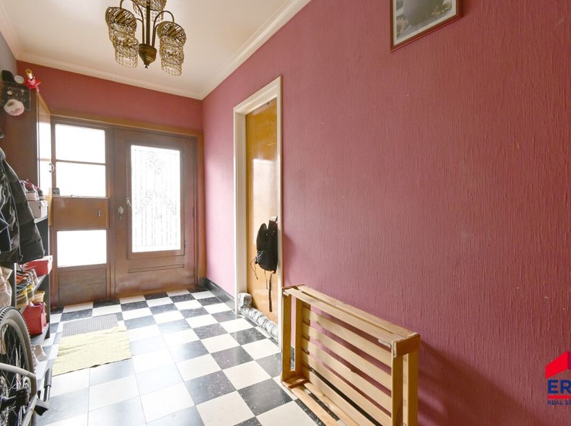 Aan de rand van het centrum van Eeklo vind je deze karaktervolle woning met drie slaapkamers (mog. 5) en een gezellige koer. (Deze is bereikbaar door