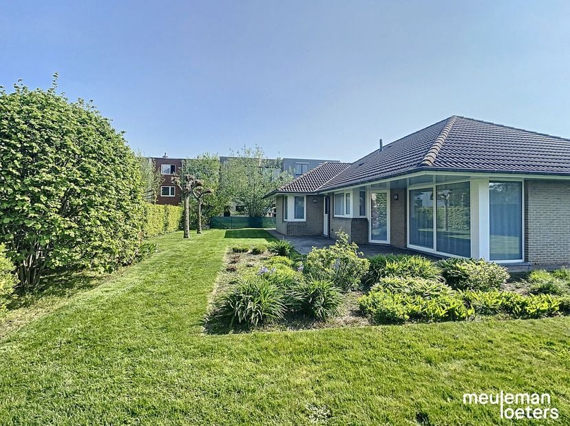 Deze uitstekend onderhouden gelijkvloerse woning met bouwjaar 1993 biedt een unieke combinatie van wooncomfort en een schitterende tuinbeleving.<br />