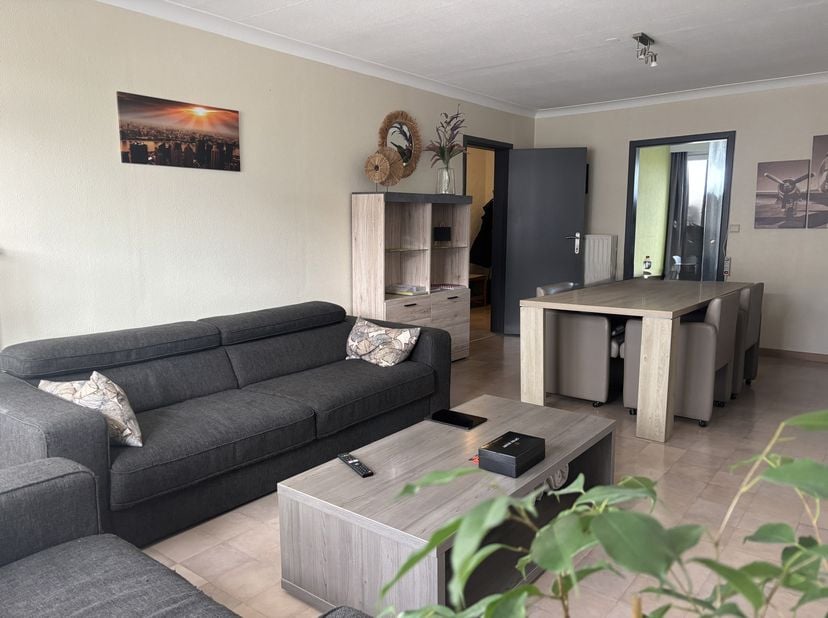 Dit verhuurde appartement in Beveren-Leie biedt een uitstekende kans voor wie wil investeren in vastgoed met een onmiddellijk rendement.<br />
De huid
