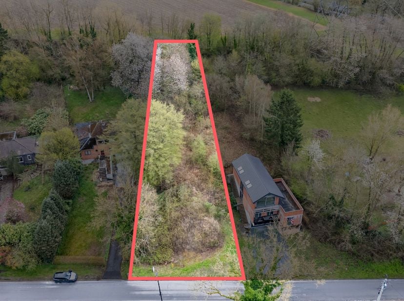 Easy Home a le plaisir de vous présenter ce magnifique terrain boisé avec un potentiel exceptionnel, situé dans les hauteurs de Saint-Étienne, dans le