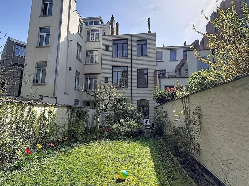 IMMOSCHMIDT (Réf. 29564) - ETTERBEEK (La Chasse) - LIBRE A L'ACTE : Magnifique maison de Maître / immeuble de rapport à rénové de +/- 350m² idéalement