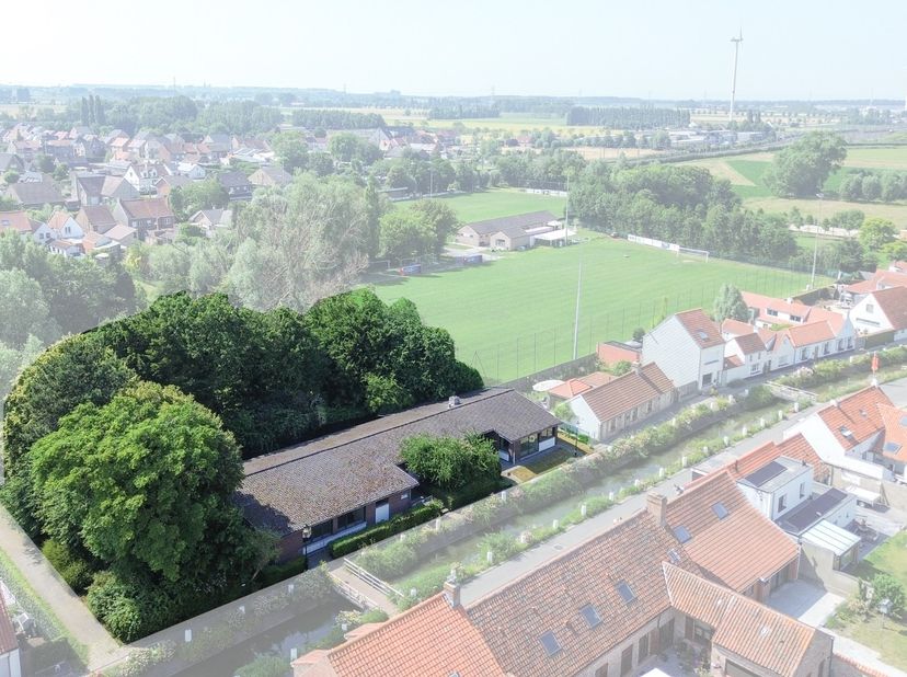 Bien professionnel à vendre
                    à 8380 Lissewege