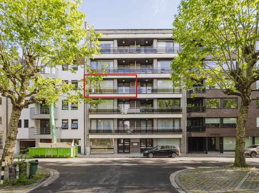 Bent u op zoek naar een verzorgd appartement te koop in Kortrijk met een prachtig uitzicht en een topligging nabij de Leie? Dan is dit appartement op