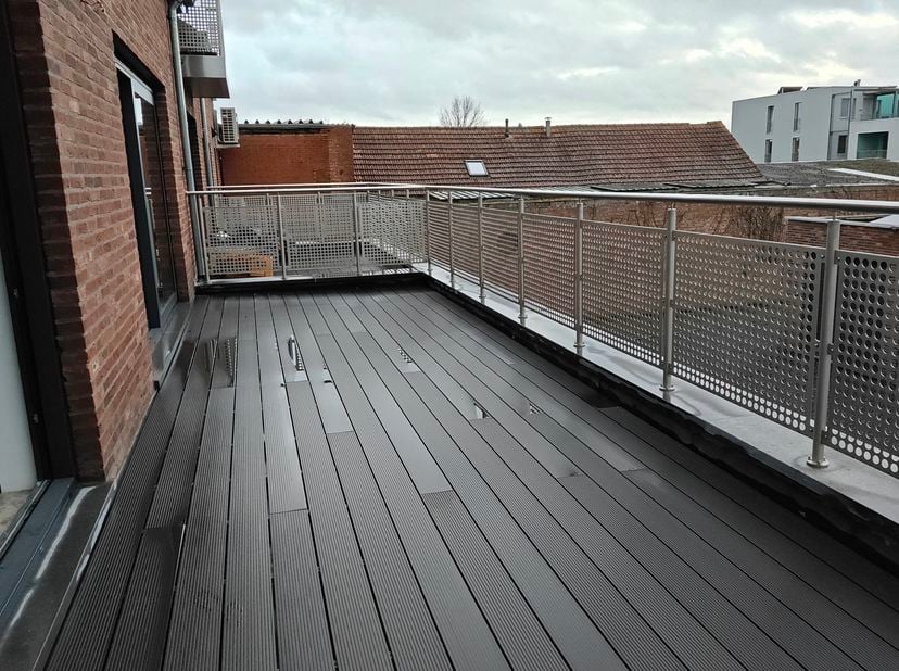 Appartement met royaal terras op toplocatie!<br />
Dit prachtige appartement op de eerste verdieping biedt alles wat je zoekt: drie ruime slaapkamers,