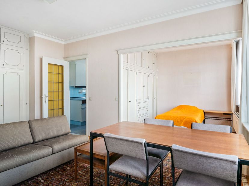 Locatie: Dit studio-appartement is gelegen in een uitstekend onderhouden gebouw op zeer centrale locatie te Berchem. Verschillende scholen, buurtwinke