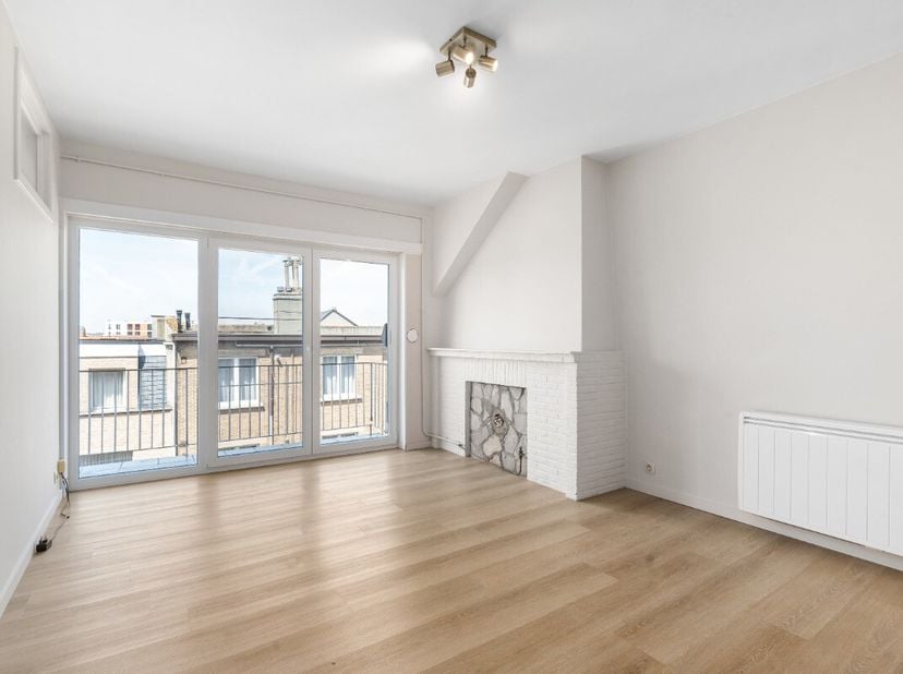 À vendre : appartement fermé bien entretenu à Ostende, situé au centre dans la rue Vrijheidstraat, à proximité des commerces et des transports en comm