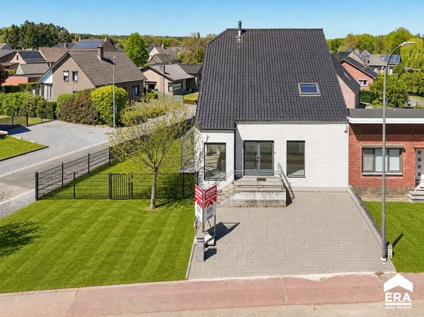 [[ DIT PAND NEEMT DEEL AAN DE ERA OPEN HUIZEN DAG OP 13/6 VAN 13:00 TOT 14:00 ]] Deze ruime woning van met maar liefst 284 m² bewoonbare oppervlakte b