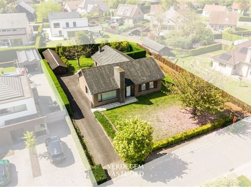 Ligging<br />
Centraal gelegen woning op een mooi perceel in Lovendegem.<br />
Invalswegen, openbaar vervoer, scholen en winkels zijn snel te bereiken