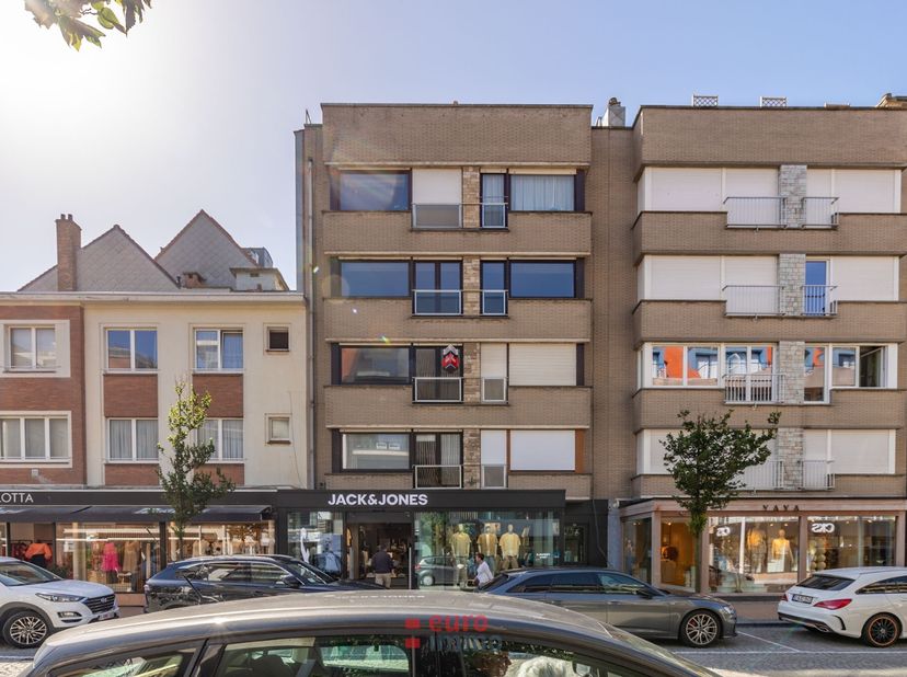 Superbe appartement entièrement rénové, comprenant 2 chambres à part entière, à louer à l'année au cœur de cette station balnéaire moderne !<br />
C'e