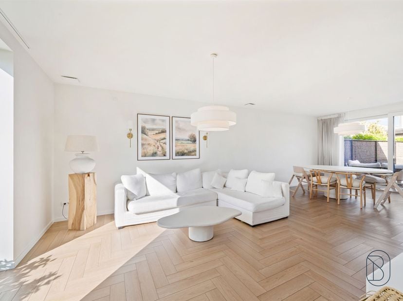 Te koop: prachtig ingerichte recente, energiezuinige woning op topligging en wandelafstand van het centrum!<br />
Sales Day: 5/09. Deze topwoning wor
