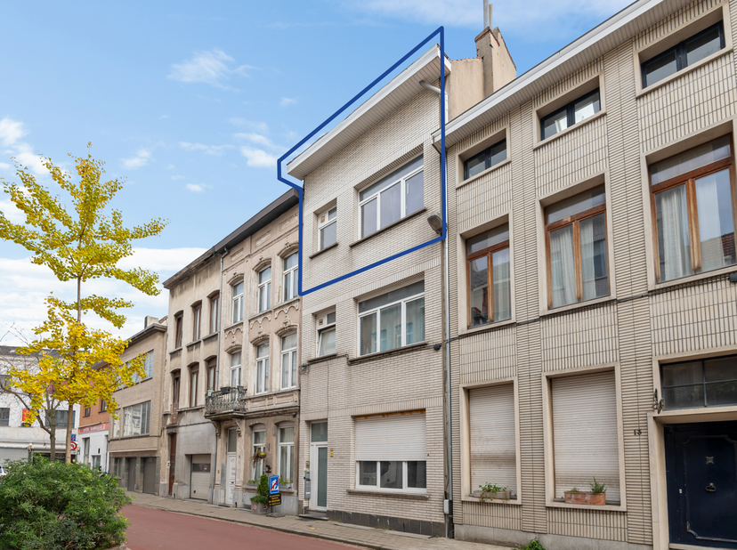 Dit ruime duplexappartement met een mooie bewoonbare oppervlakte van maar liefst 96 m² bevindt zich in hartje Antwerpen. Vlakbij het befaamde Centraal