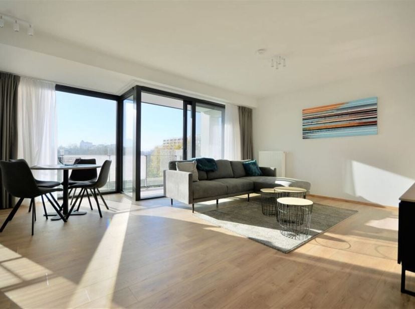 Tour &amp; Taxis wijk - Mooi gemeubileerd appartement met 2 slaapkamers van +/-90m² met een terras van +/-10m² gelegen op de 4e verdieping van een gebouw