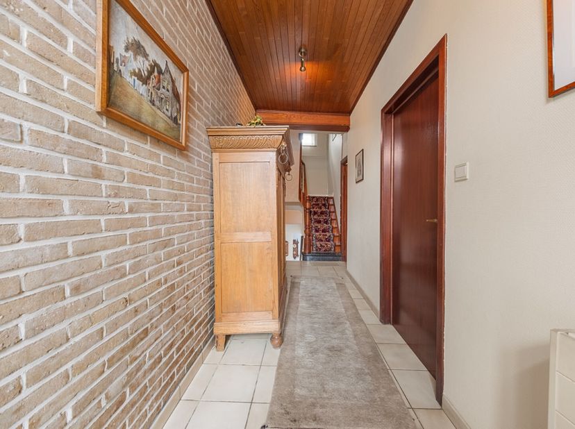 Deze betaalbare gezinswoning kent een centrale ligging nabij het centrum van Oudenaarde en in de nabijheid van scholen en winkels. Bovendien is de won